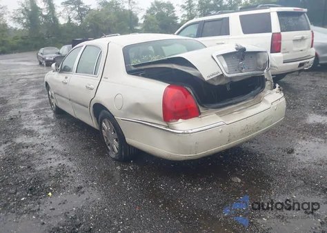 2004 Lincoln Town Car Ultimate from USA, damaged, VIN 1LNHM83W54Y639922